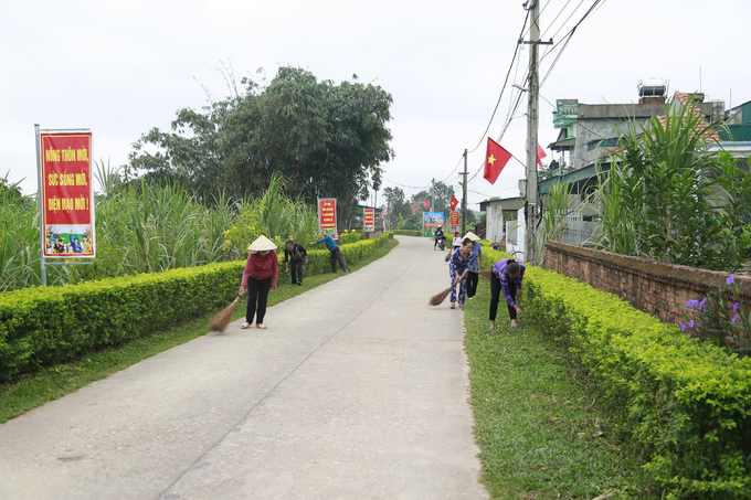 tien-yen-073139_940.jpg Người dân huyện Tiên Yên tham gia dọn vệ sinh đường liên thôn. Ảnh: Nguyễn Thành.