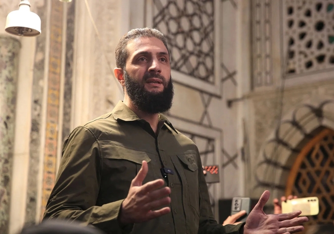 hayat-tahrir-al-sham-leader-abu-mohammad-al-golani-jolani-speech-umayyad-mosquie-damascus-syria-december-8-2024-082444_574.jpg Lãnh đạo phe đối lập Abu Mohammad al-Jolani (tên gọi khác là Ahmad Hussein al-Sharaa) phát biểu tại Nhà thờ Hồi giáo lớn Damascus sau khi lật đổ Tổng thống Syria Bashar Assad hôm 8/12. Ảnh: AFP.