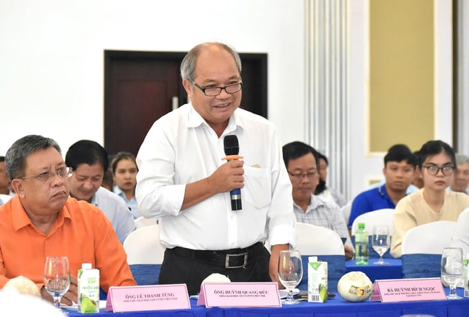Ông Huỳnh Quang Đức, Phó Giám đốc Sở NN-PTNT Bến Tre chia sẻ giải pháp canh tác dừa hữu cơ và quản lý mã số vùng trồng dừa xuất khẩu. Ảnh: Minh Đảm.