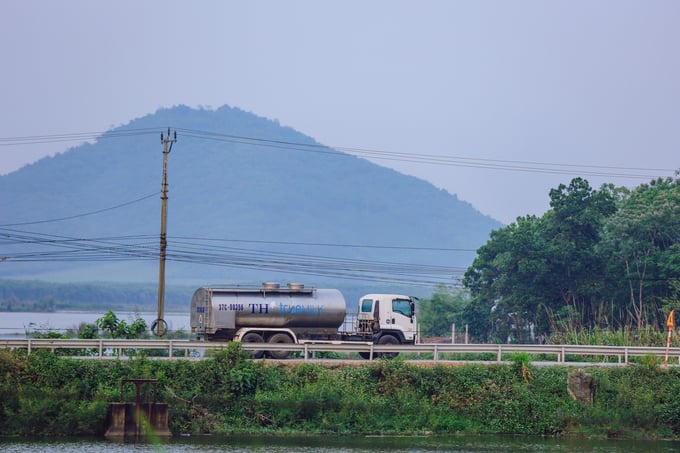 5-180804_804.jpg Xe bồn chở sữa nguyên liệu đến Nhà máy sữa tươi sạch TH true MILK.