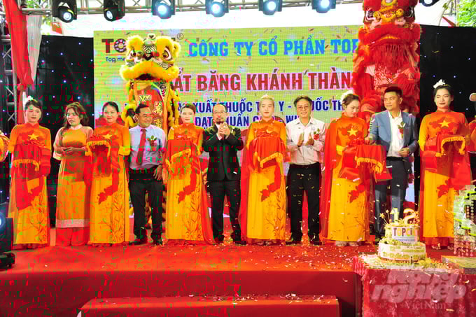 anh-1-095623_511-095624.jpg Nghi thức khánh thành nhà máy sản xuất thuốc thú y - thủy sản của TOPCIN đạt chuẩn GMP-WHO. Ảnh: Lê Hoàng Vũ.