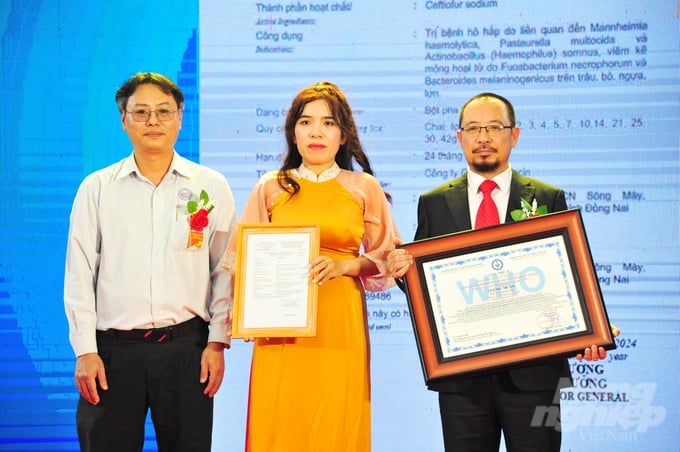 anh-3-095625_597-095626.jpg Ông Đặng Quốc Tuấn, Phó Giám đốc phụ trách Trung tâm Kiểm nghiệm thuốc Thú y Trung ương II, đại diện Cục Thú y (ảnh trái) trao chứng nhận nhà máy sản xuất thuốc thú y - thủy sản của TOPCIN đạt chuẩn GMP-WHO. Ảnh: Lê Hoàng Vũ.