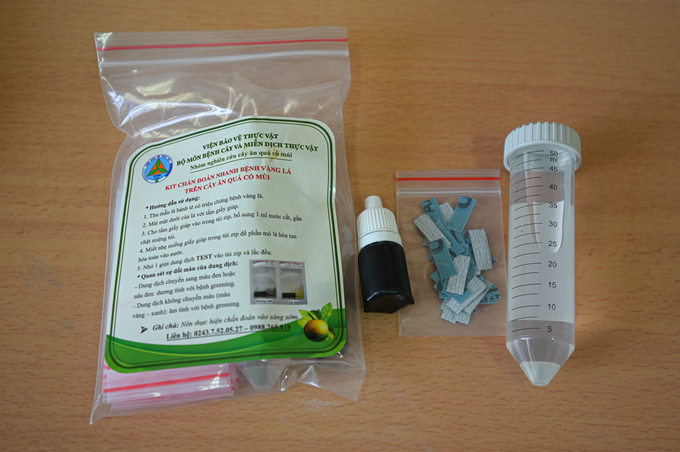 bao-boi-giup-xac-dinh-benh-greening-tren-cay-co-mui-trong-2-phut-064045_806.jpg Bộ kit Iodine của Viện Bảo vệ thực vật (Bộ NN-PTNT) để giám định bệnh Greening trên đồng ruộng. Ảnh: Tùng Đinh.