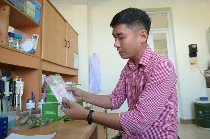 bao-boi-giup-xac-dinh-benh-greening-tren-cay-co-mui-trong-2-phut-064047_103.jpg TS Đỗ Duy Hưng giới thiệu về nguyên lý hoạt động của bộ kit Iodine. Ảnh: Tùng Đinh.