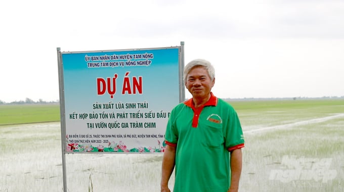 Nông dân Nguyễn Văn Mẫn (xã Phú Đức, huyện Tam Nông) trên cánh đồng lúa sinh thái. Ảnh: Lê Hoàng Vũ.