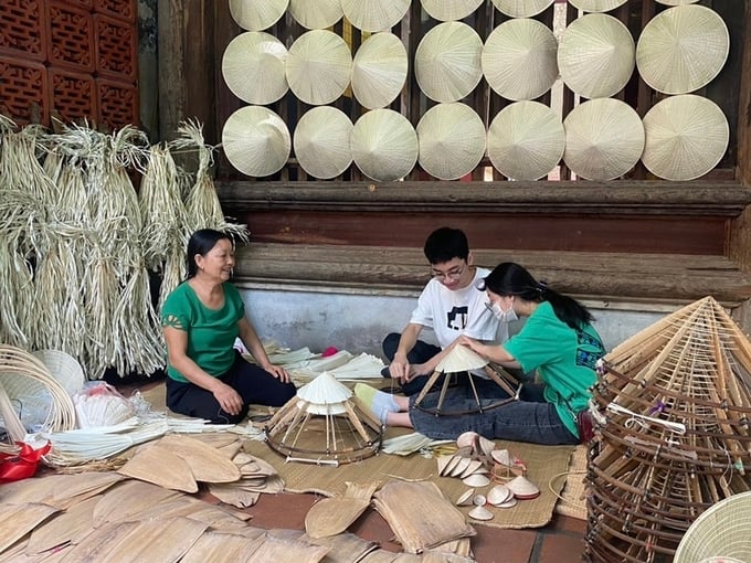 anh-doan-thao-nguyen-095306_387.jpg Nón lá làng Chuông. Ảnh: Đoàn Thảo Nguyên.