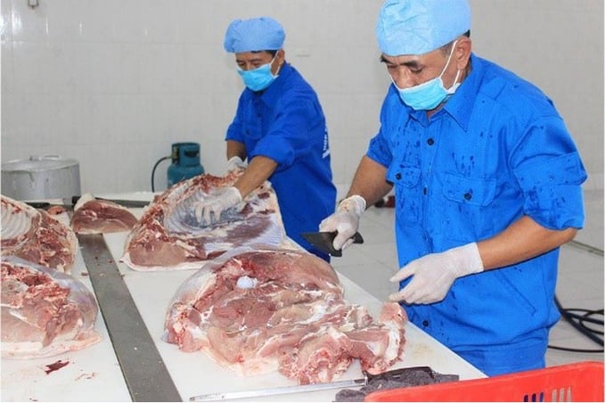htx-hoang-long3-1690765167-095306_933.jpeg Chế biến thịt tại HTX Hoàng Long. Ảnh: Nhân vật cung cấp.