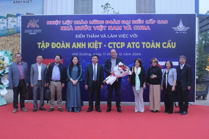 image001-091735_235.jpg Đoàn Bộ Nông nghiệp Cuba tham quan và làm việc tại Nhà máy NPK tháp cao Anh Kiệt.