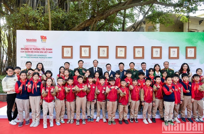 khai-mac-trien-lam-tuong-tac-nhung-tran-danh-noi-tieng-nhung-vi-tuong-tai-danh-204425_197.jpg Các vị lãnh đạo, đại biểu chụp ảnh cùng học sinh tham quan triển lãm. Ảnh: Thành Đạt.