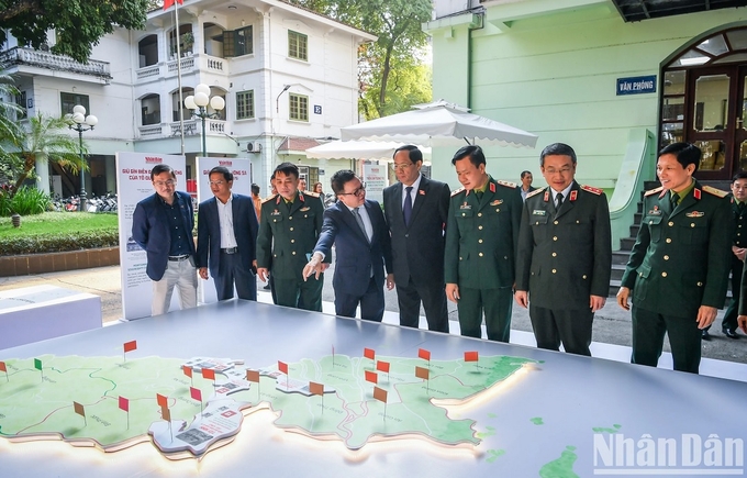 khai-mac-trien-lam-tuong-tac-nhung-tran-danh-noi-tieng-nhung-vi-tuong-tai-danh-204429_741.jpg Các đại biểu tham quan triển lãm. Ảnh: Thành Đạt.