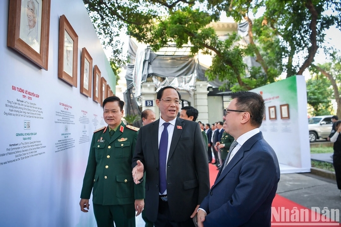 khai-mac-trien-lam-tuong-tac-nhung-tran-danh-noi-tieng-nhung-vi-tuong-tai-danh-204434_644.jpg Thượng tướng Trần Quang Phương, Ủy viên Trung ương Đảng, Phó Chủ tịch Quốc hội (giữa) cùng đồng chí Lê Quốc Minh, Ủy viên Trung ương Đảng, Tổng Biên tập Báo Nhân Dân, Phó Trưởng Ban Tuyên giáo Trung ương, Chủ tịch Hội Nhà báo Việt Nam (phải) tham quan triển lãm. Ảnh: Thành Đạt.