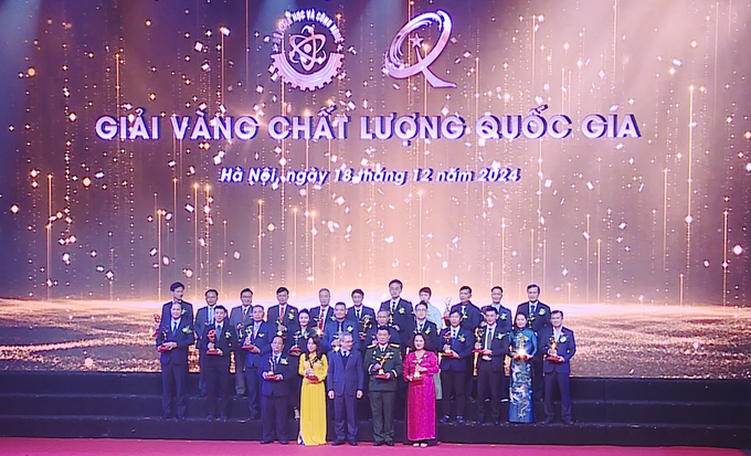 bvcr0-144607_288.jpg Ủy ban Tiêu chuẩn Đo lường Chất lượng quốc gia trao giải thưởng cho các đơn vị.