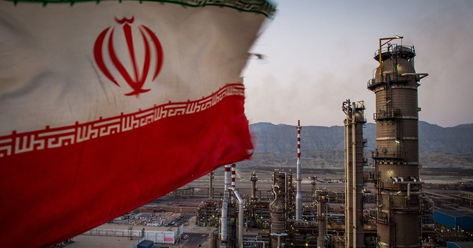 iranoilsanctions-071447_618.jpg Một lá cờ Iran tung bay trên một nhà máy lọc dầu ở Bandar Abbas, Iran. Ảnh: Bloomberg.