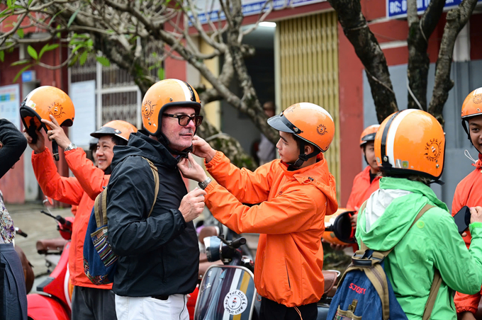 z6154165991465_5fb07bb52992fd0fe3861767ee2b5d2f-122137_711.jpg Đoàn 7 du khách tham tham quan các di tích ở Huế bằng xe vespa.