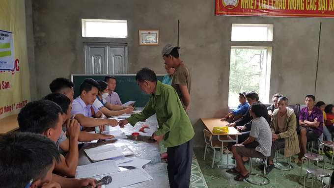Người dân xã Dào San (huyện Phong Thổ, Lai Châu) nhận tiền chi trả tiền dịch vụ môi trường rừng. Ảnh: H.D.