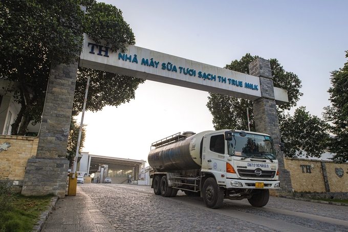 kham-pha-nha-may-xanh-th-true-milk-tu-dong-co-xanh-den-ly-sua-sach-003111_242.jpg Áp dụng đồng bộ các giải pháp, TH giảm hơn 600 tấn nhựa mỗi năm, tương đương tiết kiệm khoảng 16 tỷ đồng.