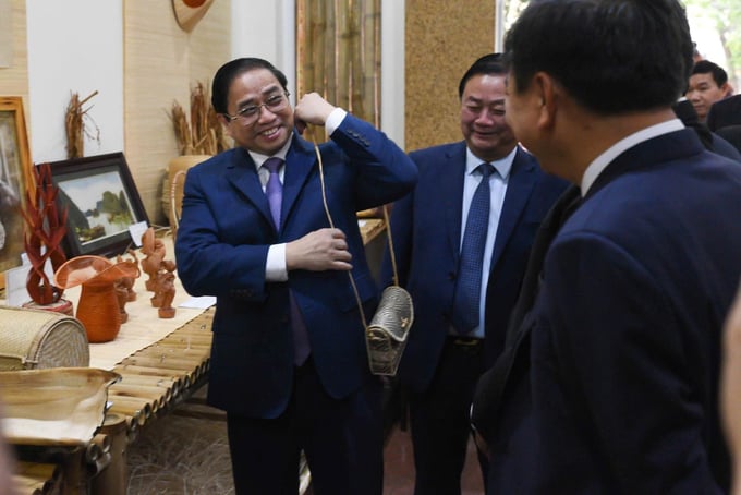ca-nuoc-co-hon-2000-hop-tac-xa-nong-nghiep-co-san-pham-dat-ocop-185400_302.jpg Thủ tướng Phạm Minh Chính và Bộ trưởng Lê Minh Hoan tham quan gian hàng trưng bày sản phẩm OCOP. Ảnh: Tùng Đinh.