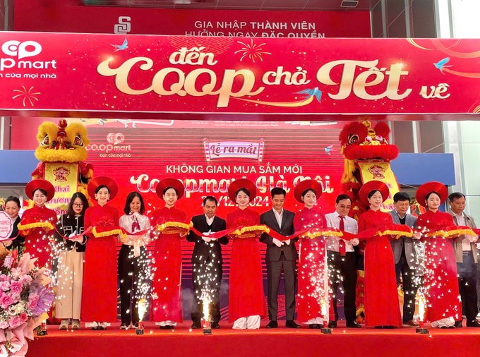 coopmart-ha-noi-thay-ao-moi-nang-tam-thuong-hieu-mien-bac-153807_849.jpg Các đại biểu cắt băng ra mắt diện mạo mới của Co.opmart Hà Nội nâng tầm thương hiệu tại thị trường miền Bắc.