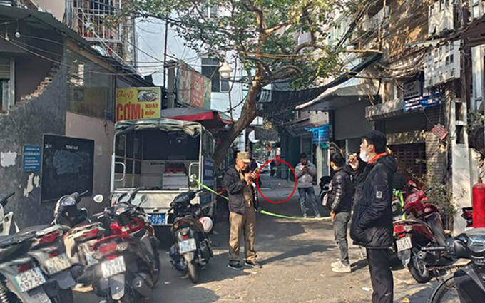 ha-noi-phat-hien-thi-the-nam-gioi-nam-duoi-nen-duong-30-ta-quang-buu-113544_419.jpg Hiện trường vụ việc. Ảnh: T.H.