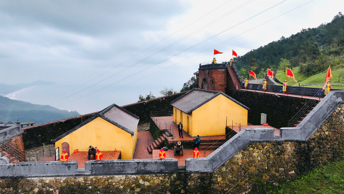 z6151410973652_261f208ce1eb6c7ca73e57ad0a4a8751-135235_574.jpg Tái hiện cảnh lính canh phòng ở Hải Vân quan. Ảnh: NVP.