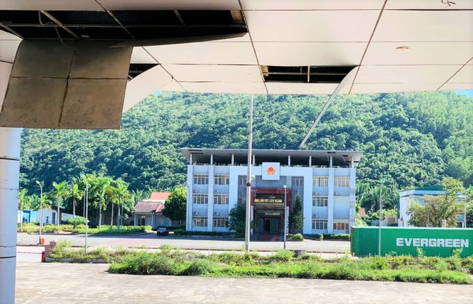 kkt4-104246_491.jpg Không ít trụ sở đầu tư từ nguồn ngân sách Nhà nước bỏ hoang trong nhiều năm, gây lãng phí. Ảnh: TN.