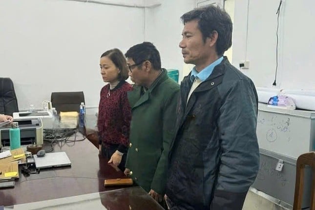1000023918-4316-2393-124008_724.jpg Bà Vũ Thị Ngọc, nguyên Trưởng phòng Nông nghiệp - PTNT huyện Kim Bôi và 2 người khác bị bắt vì hành vi 'Lợi dụng chức vụ, quyền hạn trong khi thi hành công vụ'. Ảnh: CAHB.