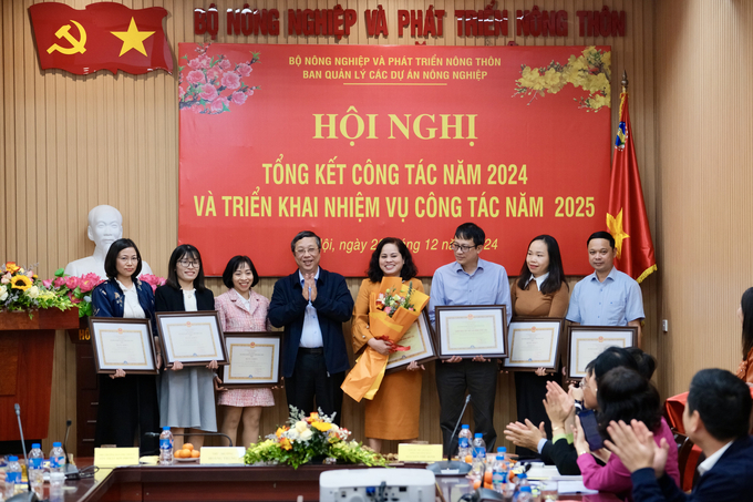 cpo-nong-nghiep-huong-den-cac-du-an-trong-diem-nam-2025-181823_484.jpg Thứ trưởng Hoàng Trung trao tặng bằng khen của Bộ trưởng Bộ NN-PTNT cho các cá nhân có thành tích xuất sắc trong năm 2024. Ảnh: Quỳnh Chi.