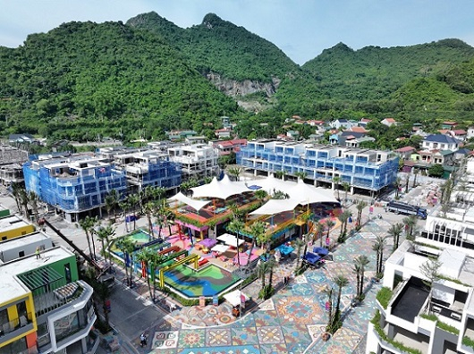 Golden Hill Center sống động thu hút du khách địa phương. Ảnh: CĐT.