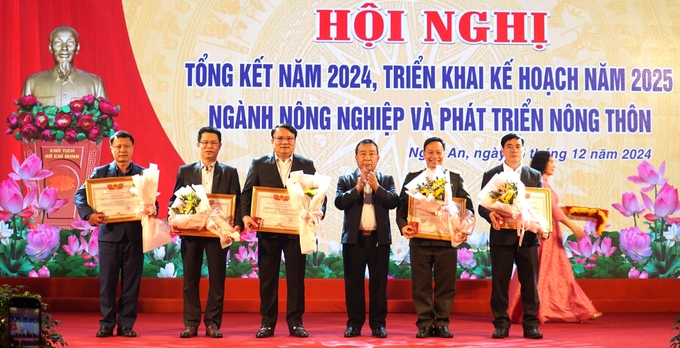 tong-ket-2-143830_181.jpg Nhiều cá nhân đạt thành tích xuất sắc của ngành nông nghiệp được vinh danh. Ảnh: PH.