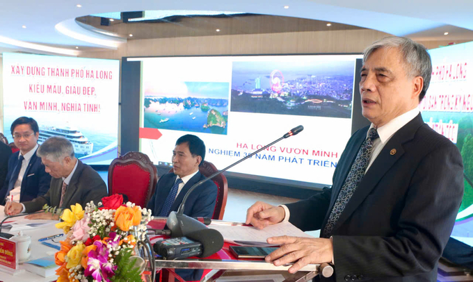 z6166835488254_ffb9f666ca60ccd822a22674a33c9814-094615_670.jpg PGS. TS Trần Đình Thiên trình bày gia tham luận với chủ đề: 'Hạ long vươn mình từ kinh nghiệm 30 năm phát triển'. Ảnh: Thanh Phương.