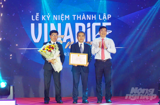 anh-1-155244_346-155244.jpg Ông Phạm Thiện Nghĩa, Chủ tịch UBND tỉnh Đồng Tháp trao Bằng khen của Chủ tịch UBND tỉnh cho lãnh đạo Công ty Vinarice đã có đóng góp cho công tác xã hội nhân đạo trên địa bàn huyện Tháp Mười năm 2024. Ảnh: Lê Hoàng Vũ.