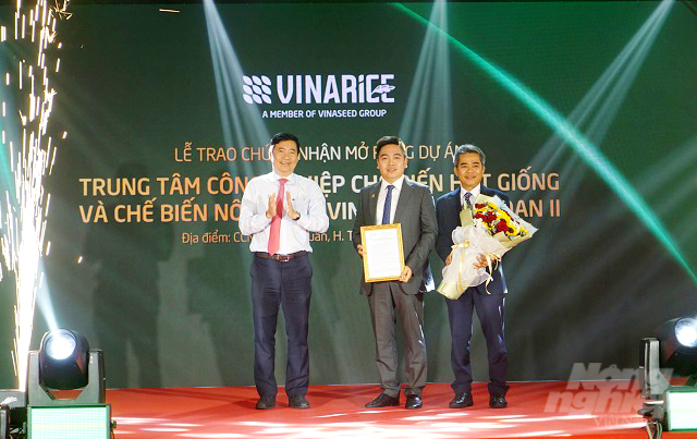 anh-2-155243_879-155243.jpg Ông Phạm Thiện Nghĩa, Chủ tịch UBND tỉnh Đồng Tháp trao Quyết định của UBND tỉnh về việc chấp thuận cho Công ty Vinarice mở rộng Trung tâm Chế biến hạt giống và nông sản Vinarice giai đoạn II. Ảnh: Lê Hoàng Vũ.