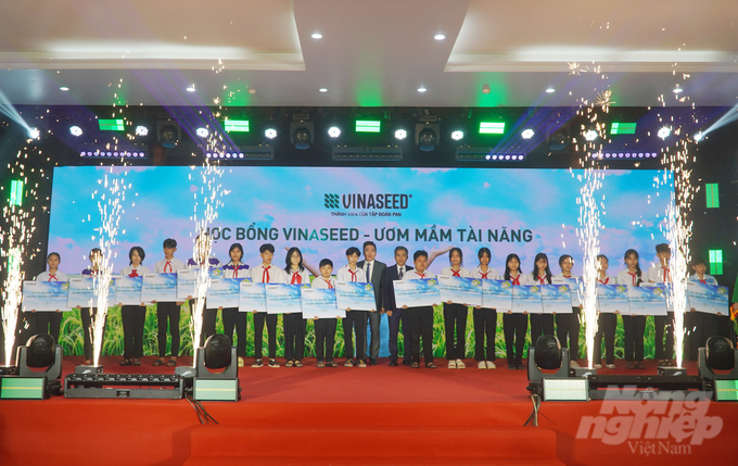 anh-4-155247_384-155248.jpg Vinarice trao 20 suất học bổng (mỗi suất trị giá 5.000.000 đồng) cho các em theo chương trình 'Học bổng Vinaseed - Ươm mầm tài năng'. Ảnh: Lê Hoàng Vũ.