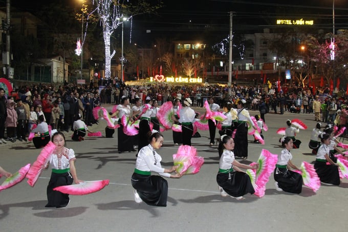mu-cang-chai-to-chuc-festival-khen-mong-va-le-hoi-hoa-to-day-065831_874.jpg Nhiều hoạt động văn hóa văn nghệ diễn ra trong dịp đón năm mới 2025 ở Mù Cang Chải. Ảnh: Thanh Tiến.