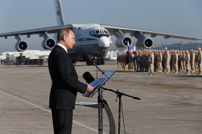putin-hmeimim-syria-162046_242.jpg Tổng thống Nga Vladimir Putin phát biểu trước quân đội trong chuyến thăm bất ngờ tới căn cứ không quân Hmeimim ở Syria hồi tháng 12/2017. Ảnh: Bộ Quốc phòng Nga.