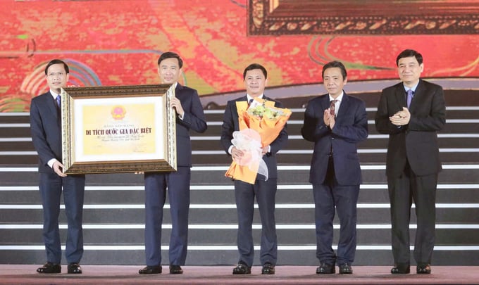z6173271090645_8bf0c46f981f773024a81b389f0289e3-072952_204.jpg Trao Bằng xếp hạng Di tích Quốc gia đặc biệt Khu mộ và Khu lưu niệm Hải Thượng Lãn Ông Lê Hữu Trác cho tỉnh Hà Tĩnh. Ảnh: TN.