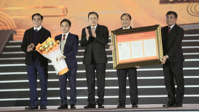 z6173271092118_55260e48e6b4f15a7d569fe0680cfcda-072953_449.jpg Lãnh đạo Bộ VHTT và DL trao Nghị quyết của UNESCO vinh danh Đại danh y Hải Thượng Lãn Ông Lê Hữu Trác cho tỉnh Hà Tĩnh. Ảnh: TN.