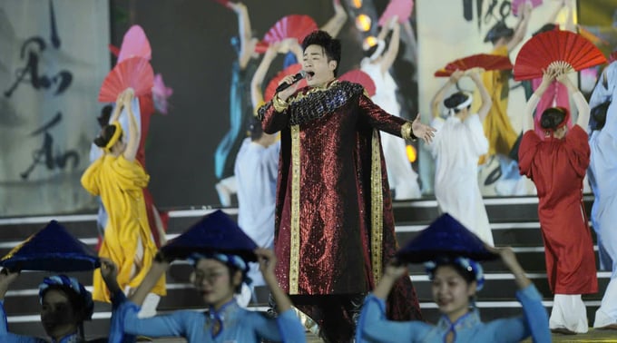 z6173274012281_06cd660bdd874164fbc9d6b62695851f-073213_294.jpg Chương trình nghệ thuật tái hiện lại cuộc đời, sự nghiệp Đại danh y được đầu tư công phu. Ảnh: TN.
