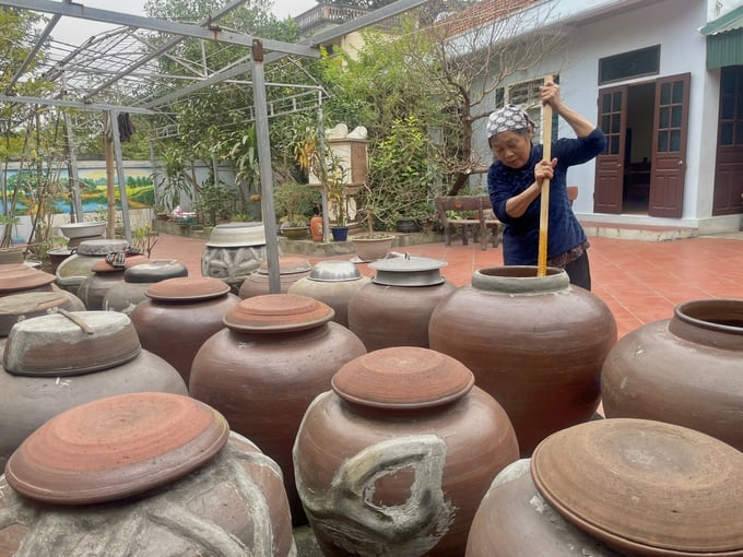 z6171591638020_e5161859fcf94f692b1c4c867b60cf35-161828_959.jpg Bà Thức luôn tỉ mẩn trong từng công đoạn. Ảnh: Minh Toàn.