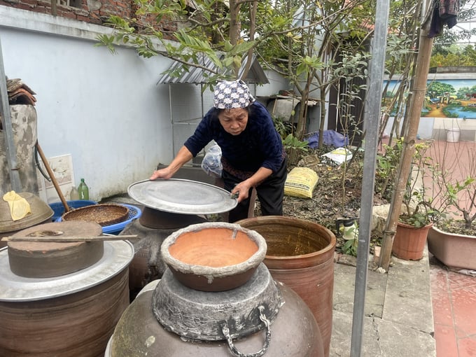 z6171591811948_3ac2abe98054d0e6a3fe9f8c1e1d612d-161456_88.jpg Đã ngoài 70 tuổi, nhưng bà Thức vẫn miệt mài với nghề làm tương truyền thống của gia đình. Ảnh: Minh Toàn.