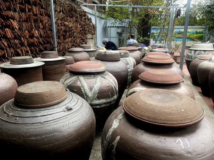 z6171592010550_6cf90b975ebd67ea404a995ce5903bfe-162155_410.jpg Các mẻ tương nhà bà Thức luôn 'gối' lên nhau, đảm bảo có tương quanh năm cho khách hàng. Ảnh: Minh Toàn.