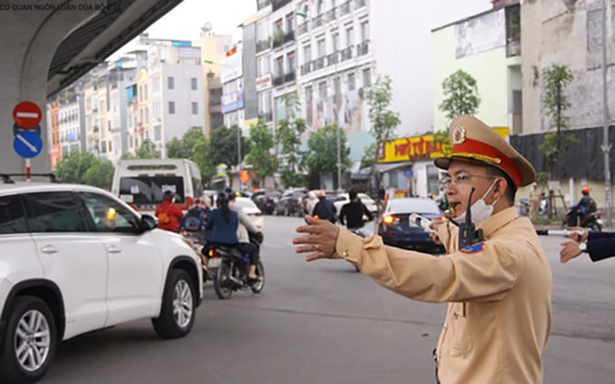 cam-duong-170723_482.jpg Công an thành phố sẽ bắt đầu cấm đường tại một số tuyến giao thông xung quanh hồ Gươm để phục vụ đêm Countdown chào đón năm mới 2025. Ảnh: Minh họa.