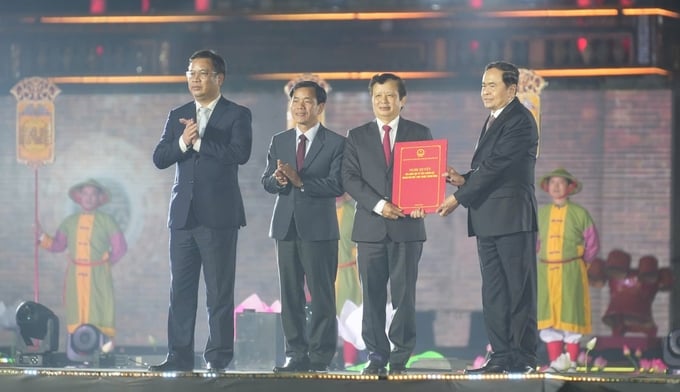 z6178209405205_9497a9296dfaacda9c20358610d27b0c-134344_671.jpg Chủ tịch Quốc hội trao Nghị quyết thành lập thành phố Huế trực thuộc Trung ương cho lãnh đạo tỉnh Thừa Thiên - Huế.