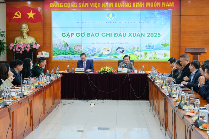 bt-bc-10-134649_5.jpg Bộ trưởng Lê Minh Hoan và Thứ trưởng Phùng Đức Tiến chủ trì buổi gặp mặt báo chí của Bộ NN-PTNT đầu năm 2025. Ảnh: Tùng Đinh.