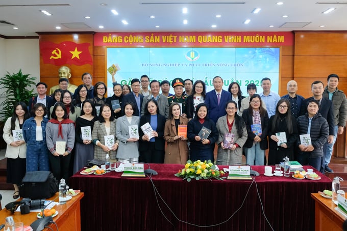 bt-bc-39-135028_648.jpg Bộ trưởng Lê Minh Hoan, Thứ trưởng Phùng Đức Tiến chụp ảnh lưu niệm sau khi Bộ trưởng tặng sách cho các nhà báo, phóng viên. Ảnh: Tùng Đinh.