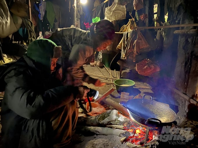 Bên trong căn nhà nhỏ, vợ chồng ông Dình ở đây để nuôi gà, trồng rau và giữ gìn những cây chè cổ thụ. Ảnh: Tú Thành.