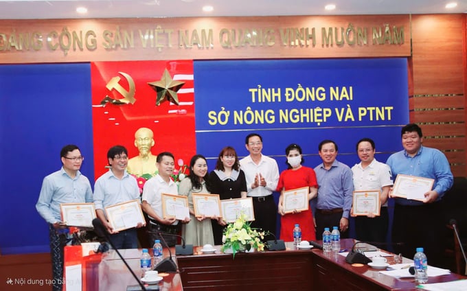 1-104401_839.jpg Sở NN-PTNT tỉnh Đồng Nai trao tặng giấy khen cho những nhà báo tiêu biểu có những thành tích xuất sắc trong công tác tuyên truyền lĩnh vực quản lý của ngành NN-PTNT Đồng Nai giai đoạn 2020 - 2024. Ảnh: Tống Thị Hằng.