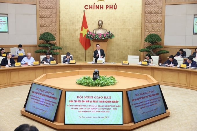 2-074407_948.jpg Phó Thủ tướng Hồ Đức Phớc chủ trì giao ban Ban Chỉ đạo đổi mới và phát triển doanh nghiệp. Ảnh: VGP.