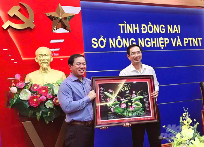 z6195486148064_a9bb02a426c6863b1a8a65f3ad9c7bb9-104257_244-104258.jpg Lãnh đạo Sở NN-PTNT tỉnh Đồng Nai trao tặng tranh lưu niệm cho ông Võ Văn Phi, nguyên Phó Chủ tịch UBND tỉnh Đồng Nai tại buổi họp mặt cuối năm. Ảnh: Minh Sáng.