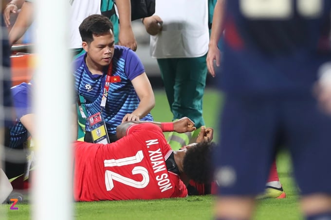 6_znews_1_-210448_575.jpg Việt Nam chịu tổn thất nặng nề khi Nguyễn Xuân Son dính chấn thương nặng sau một nỗ lực đột phá.